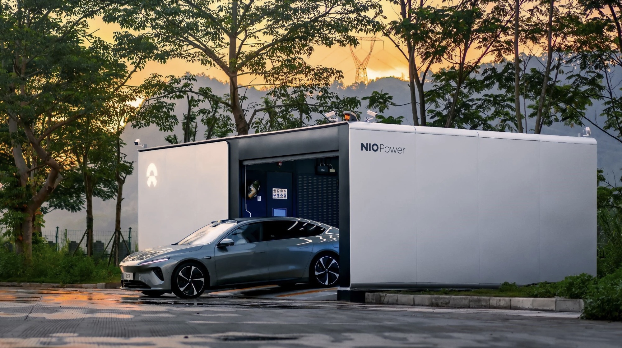 Trung Quốc lại đi trước thế giới một bước Rầm rộ cuộc chạy đua công nghệ đổi pin xe điện, mọi thao tác chỉ mất 3 phút, 10.000 trạm đang được xây dựng